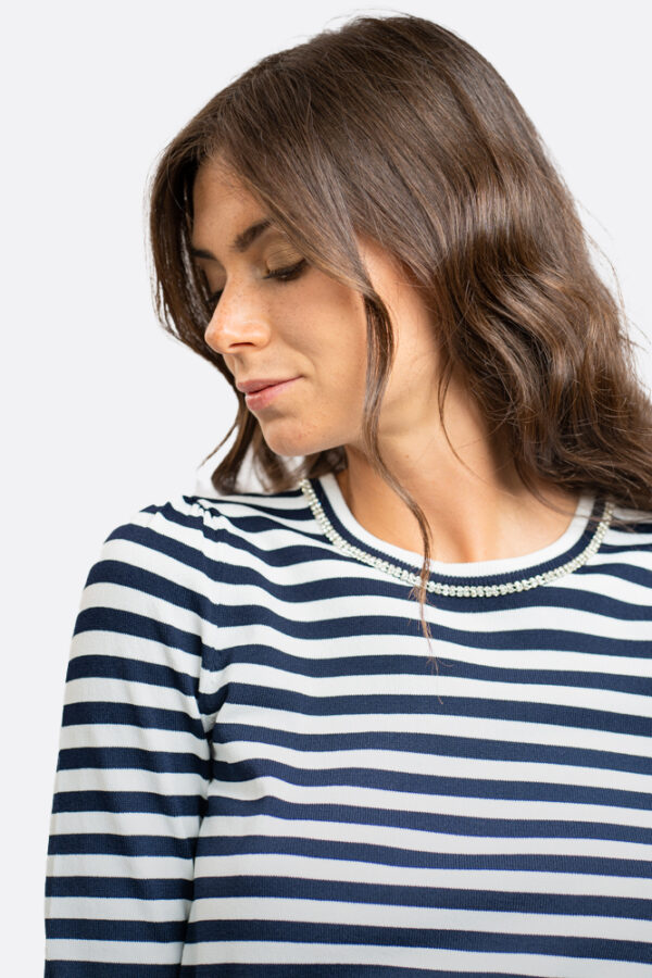 Maglia righe con collana strass - immagine 4