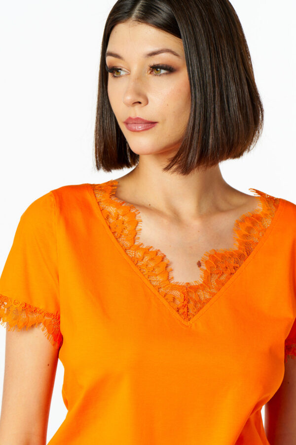 T-shirt pizzo su scollo e maniche - immagine 3