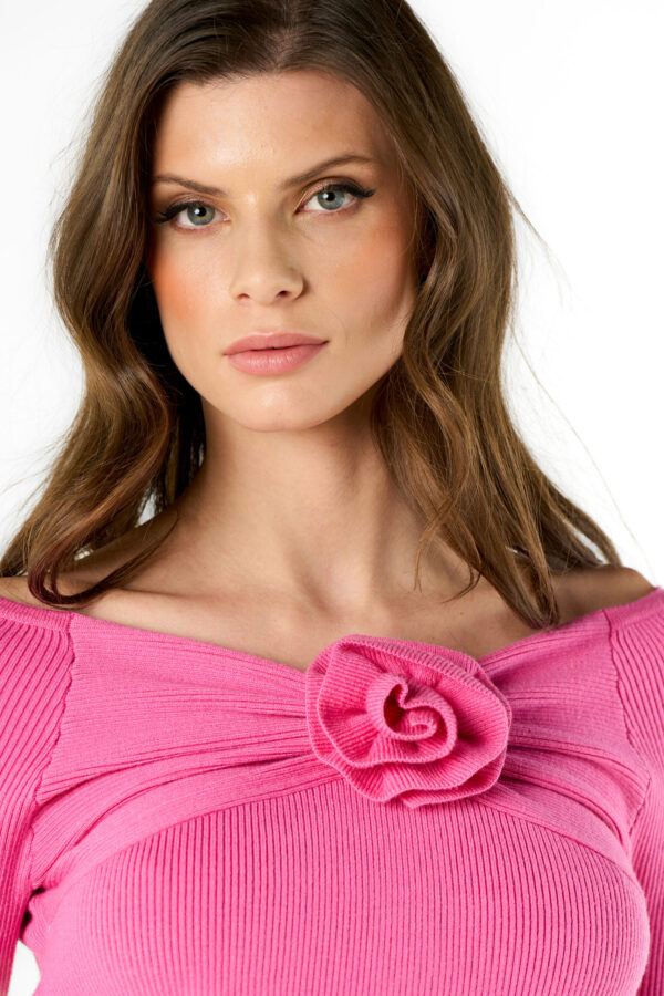 Maglia con rosa 3d e drappeggi - immagine 4
