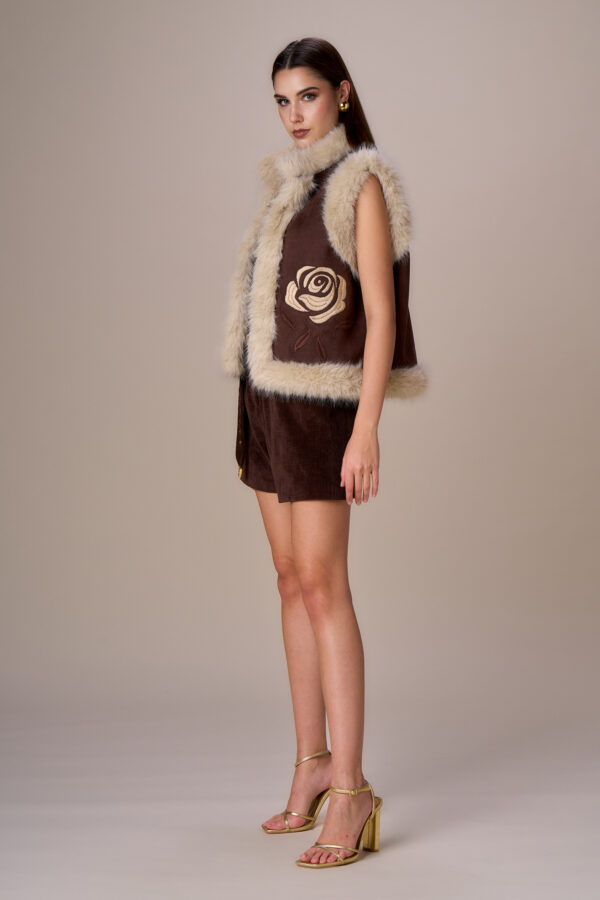 Gilet simil shearling ricamato - immagine 9
