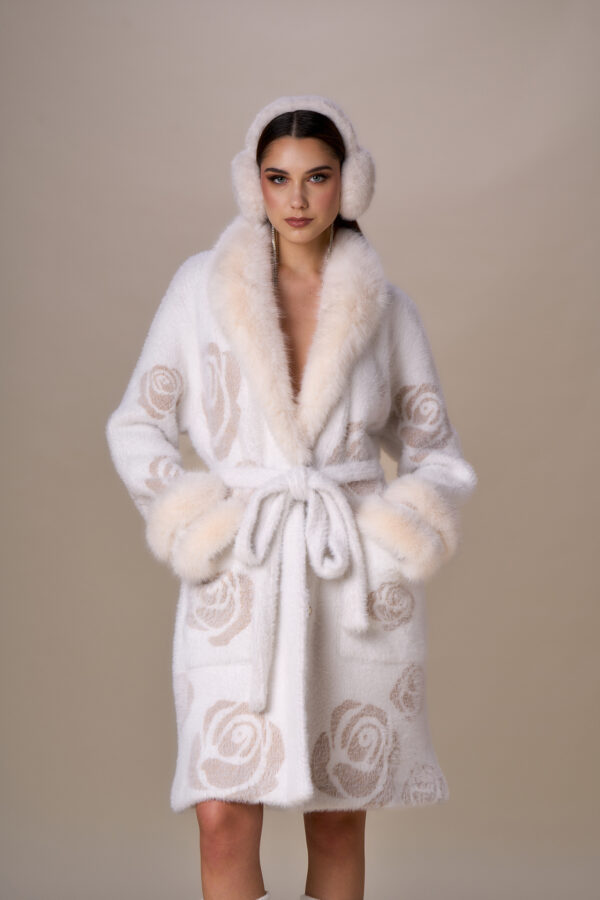 Cappotto simil pelliccia e rose - immagine 5