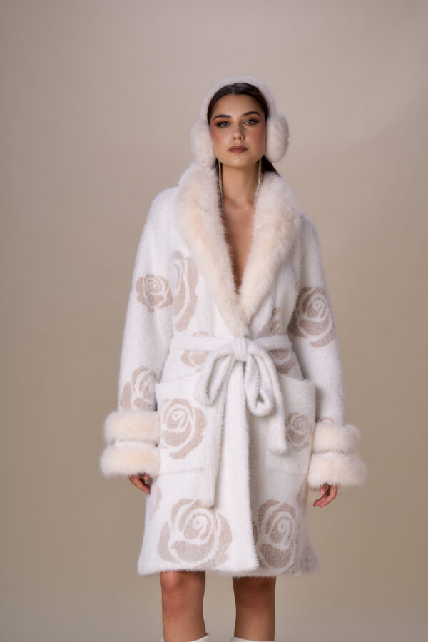 Cappotto simil pelliccia e rose - immagine 7