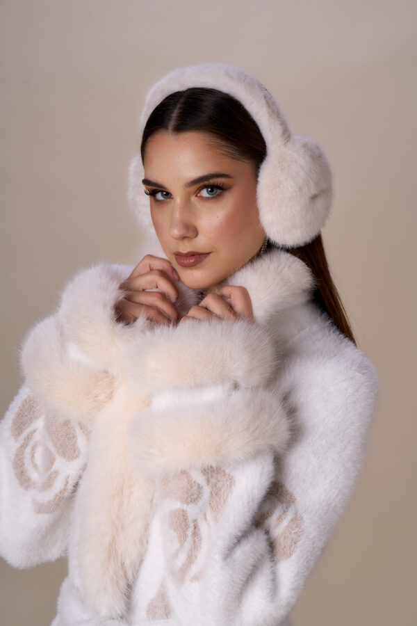 Cappotto simil pelliccia e rose - immagine 8