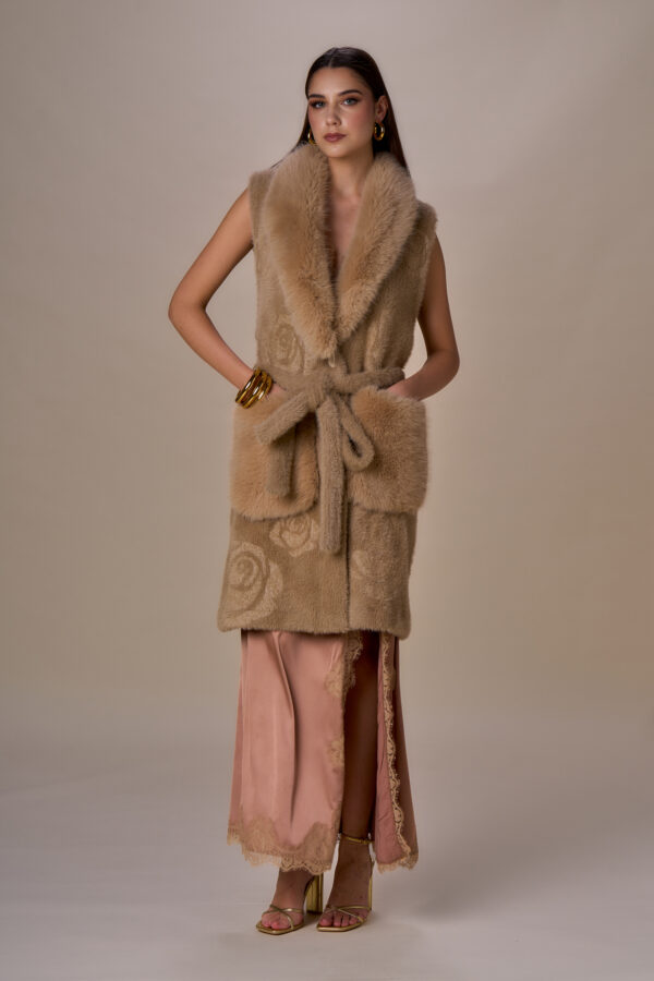 Gilet simil pelliccia e rose - immagine 2