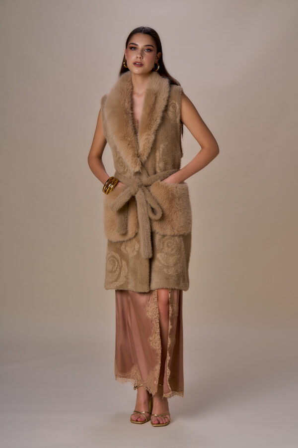 Gilet simil pelliccia e rose - immagine 3
