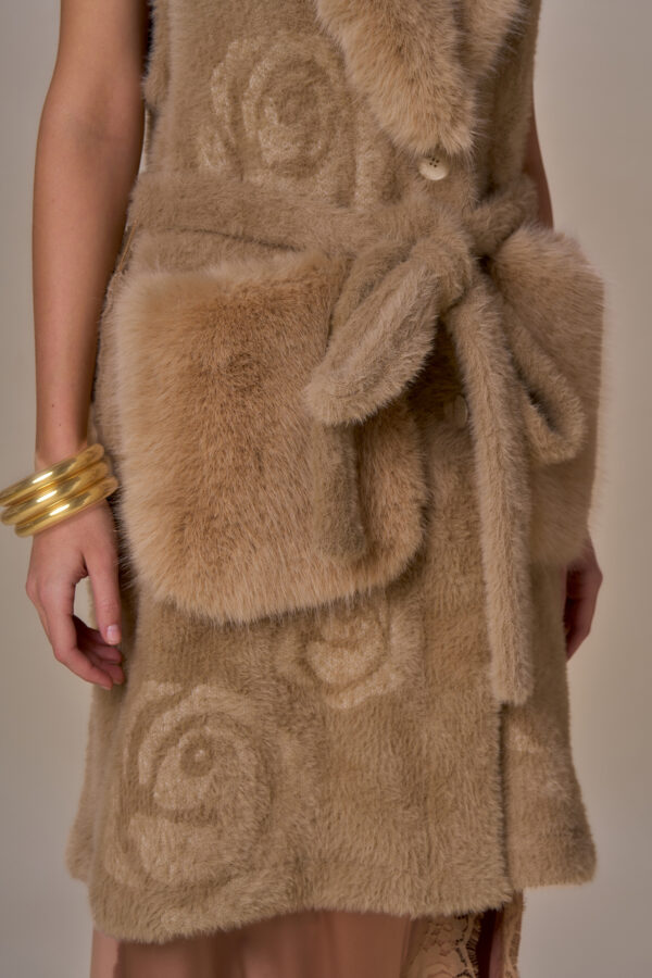 Gilet simil pelliccia e rose - immagine 4