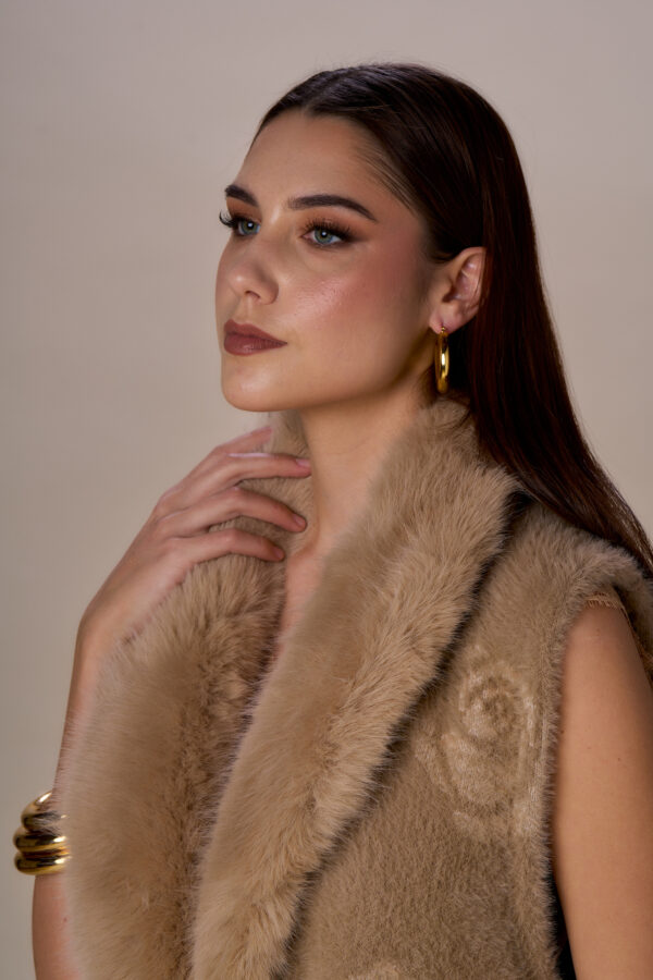 Gilet simil pelliccia e rose - immagine 5