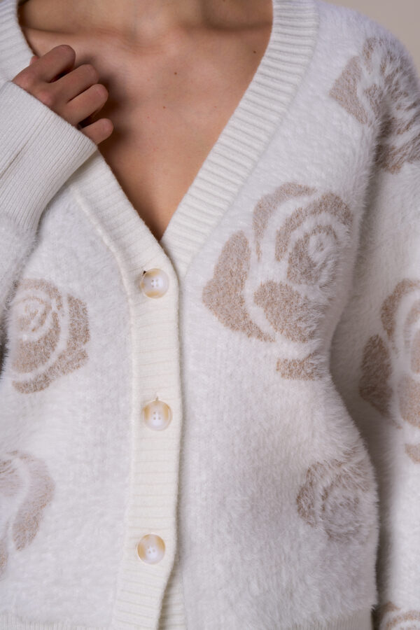 Cardigan simil pelliccia e rose - immagine 8