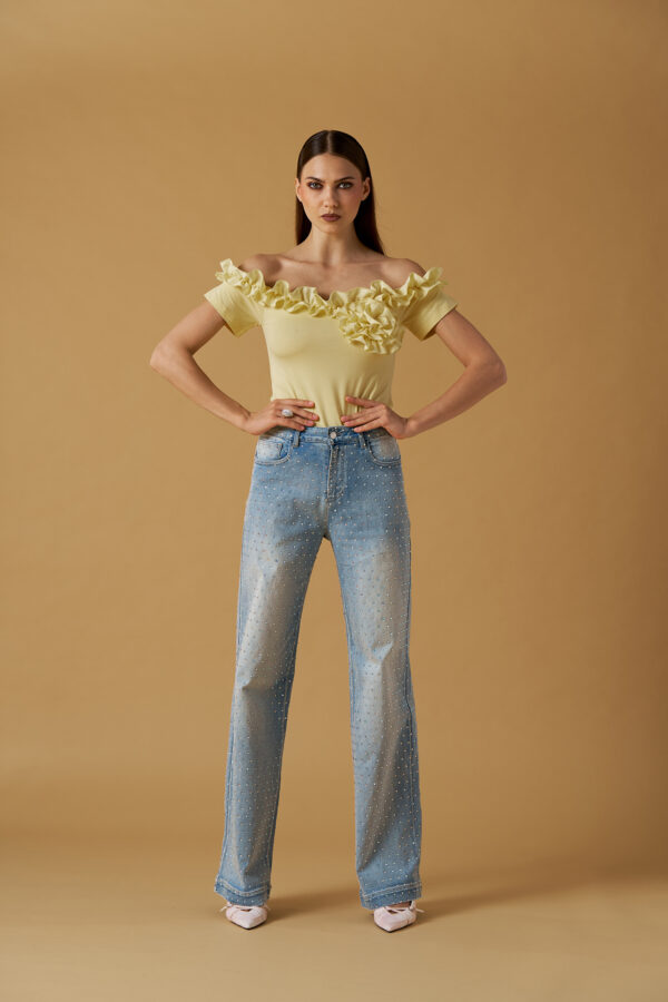 T-shirt spalle fuori con fiore