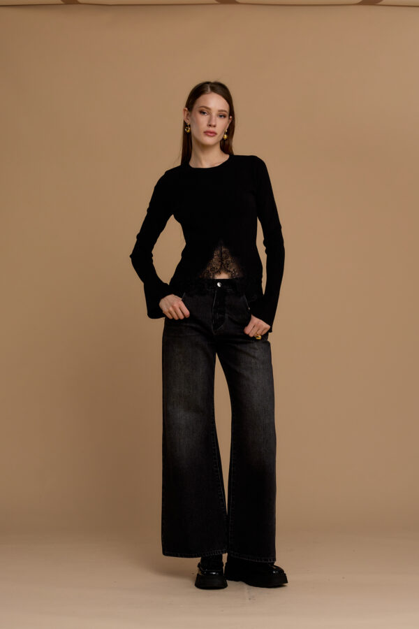 Jeans with lace inserts