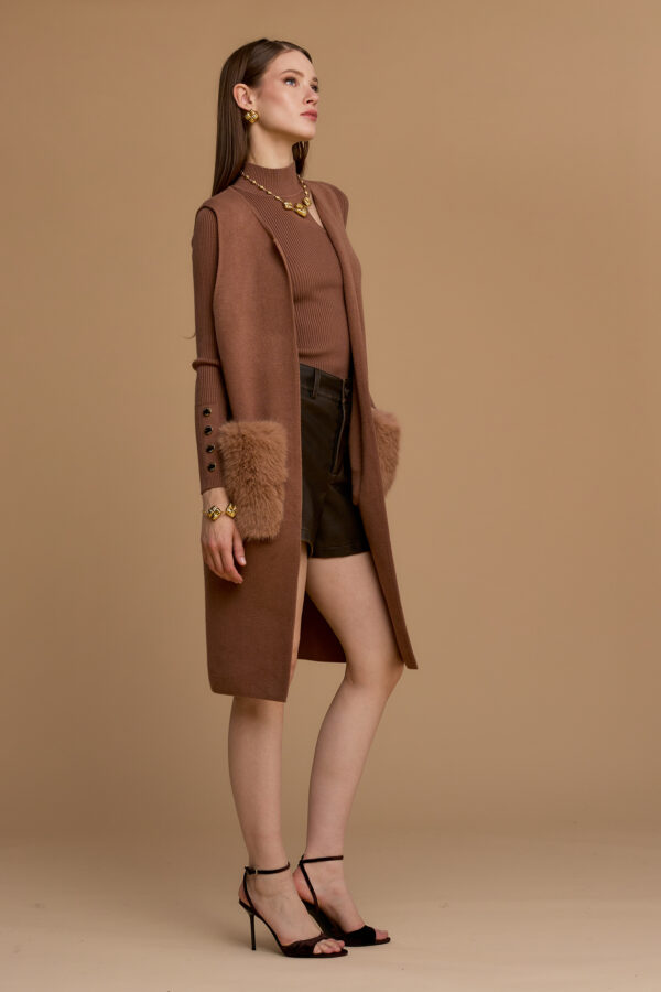 Long vest with fur pockets
